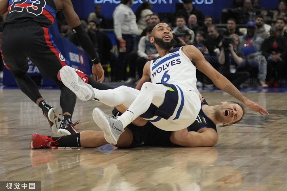 足球正在悄 足球正在悄